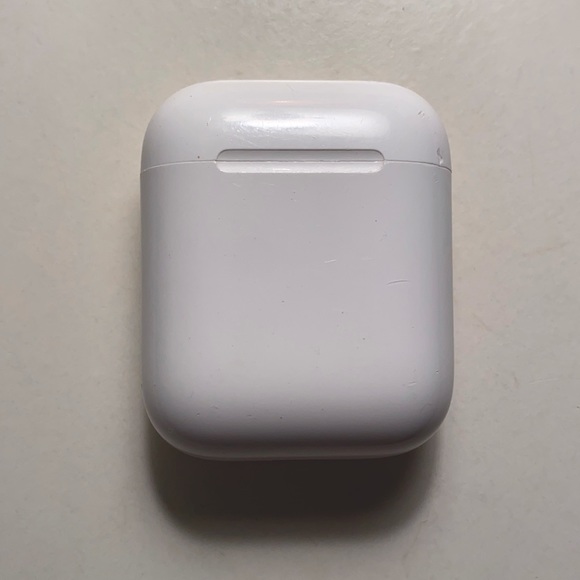 Apple AirPods (1st Generation) + Charging Case